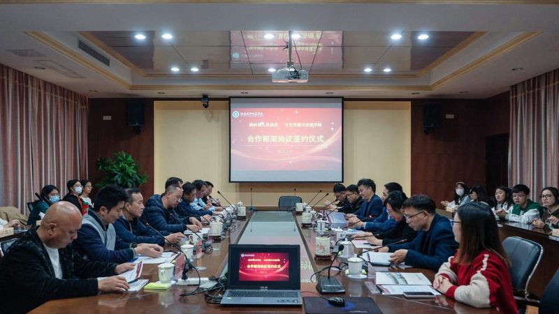 当危机发生时，企业应立即启动危机公关预案，组织专业团队进行紧急响应。这包括：